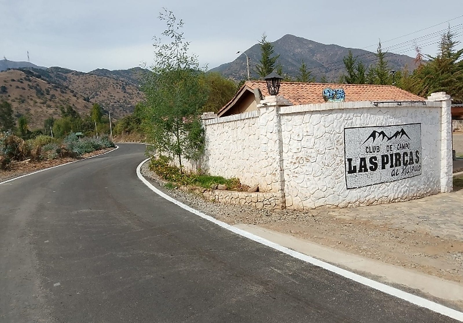 Acceso a Las Pircas de Huilquio con los cerros de Rengo de fondo