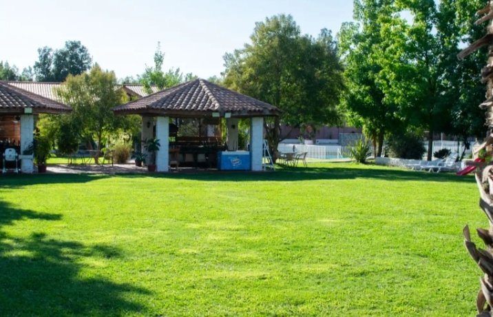 Quinchos techados junto al gran prado de pasto